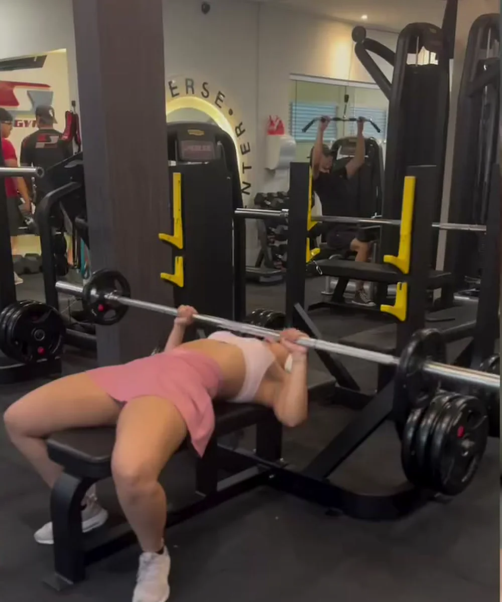 Socia entrenando press de banca en PERSE Gym
