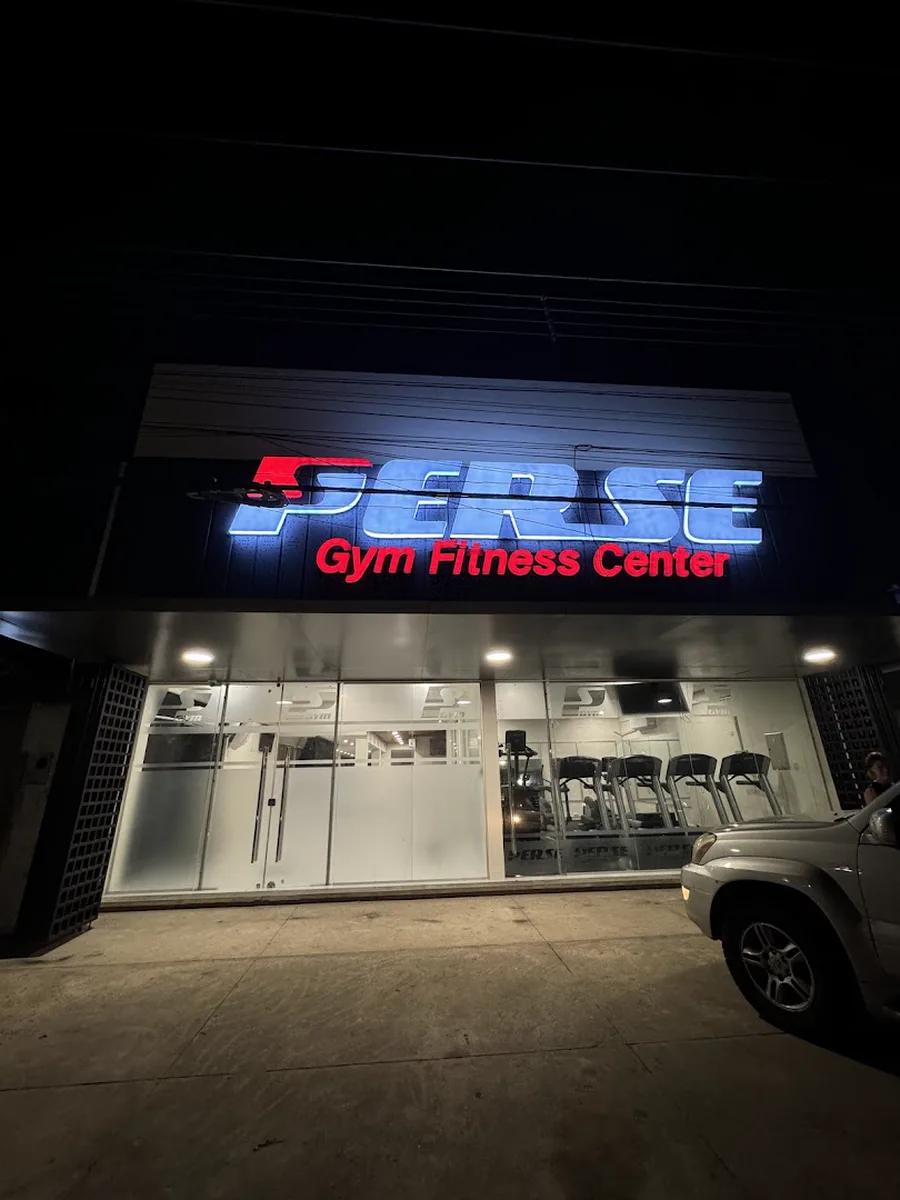 Fachada de PERSE Gym Fitness Center iluminada de noche en Santa Cruz