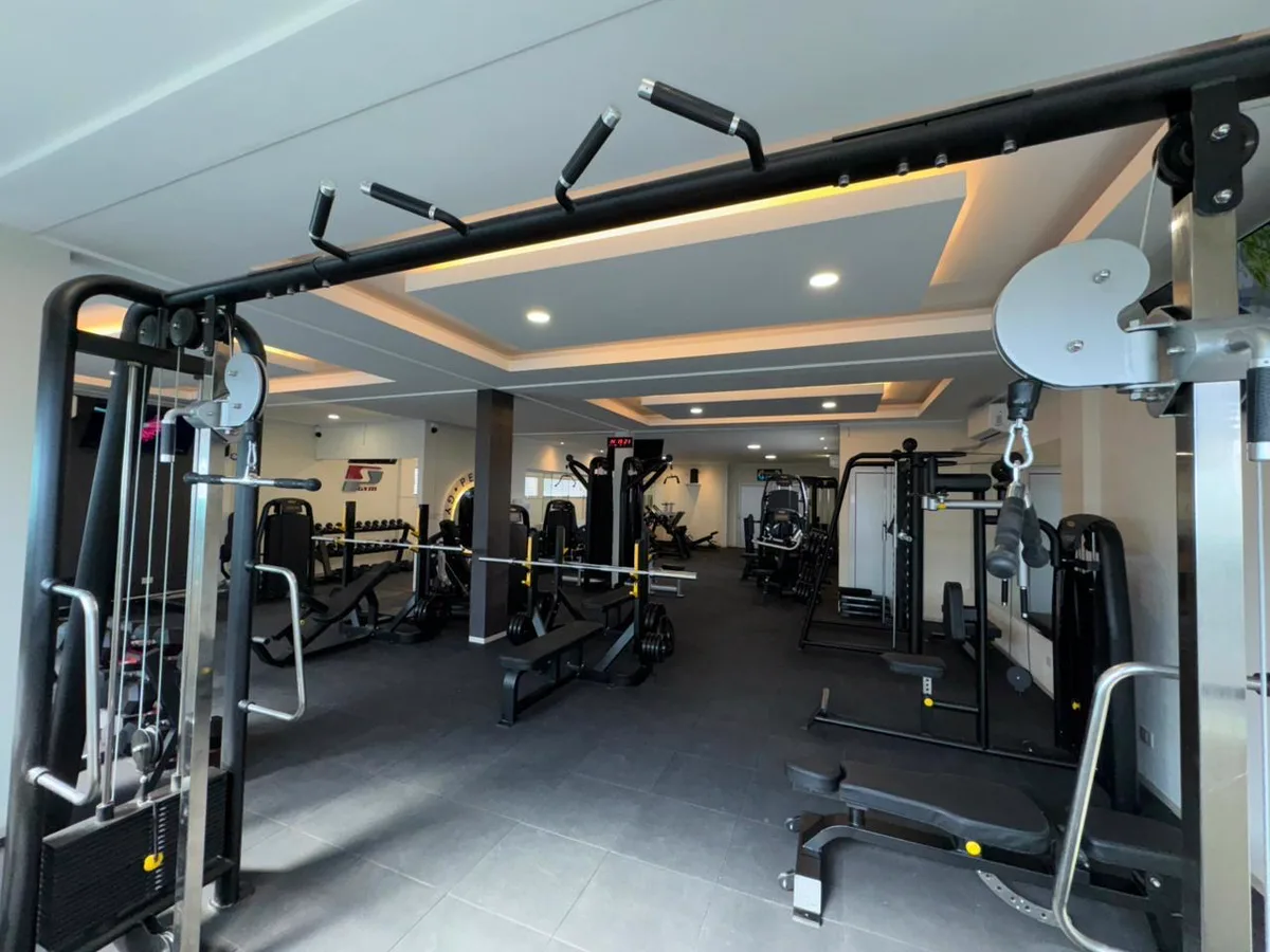 Sala amplia de PERSE Gym con equipos nuevos